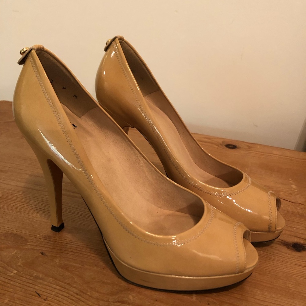 Stuart Weizsman nude heel. Side 39 in perfect condition